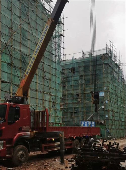 龙沙区“慢工细活”—— 吊车的 “微动控制” 技术